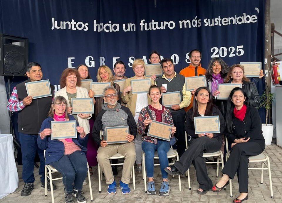Egresados 2025 de CLESPA Educacion posando con sus diplomas bajo el lema Juntos hacia un futuro mas sustentable.